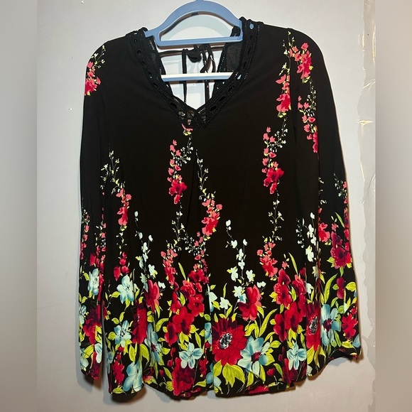Suzanne Betro floral top, bell sleeves
Lace up detail with back tie
Size small - Picture 3 of 4
